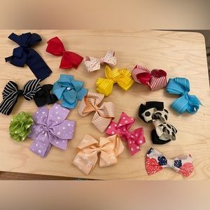 16 colorful head bows of different colors and sizes